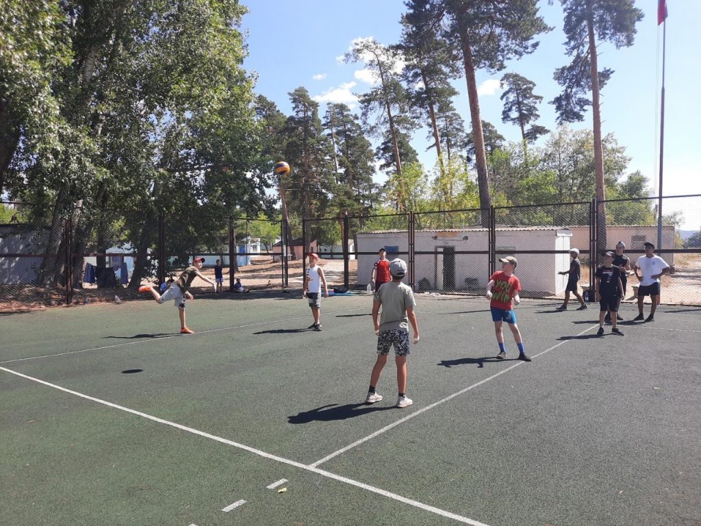 Соревнования по волейболу и пионерболу в загородном лагере Гранит