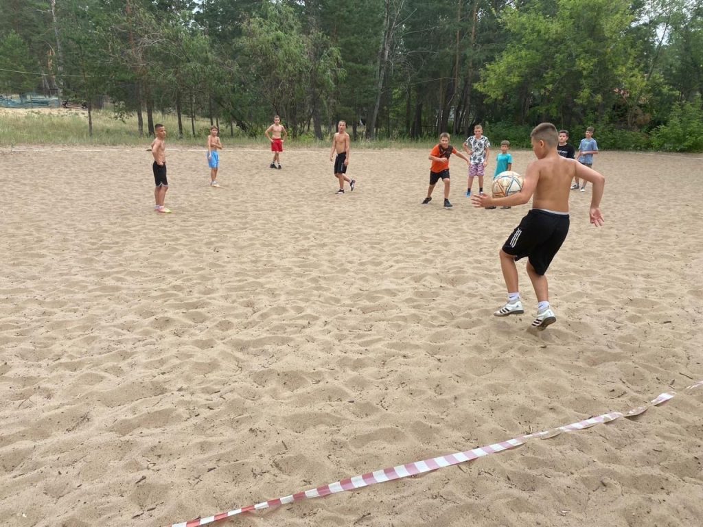 Соревнования по футболу между отрядами в лагере Гранит