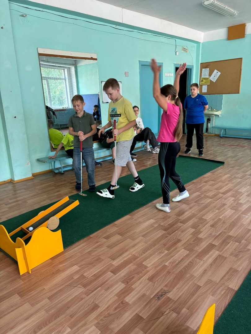 Юные спортсмены осваивают мини – гольф, смех и первые победы!